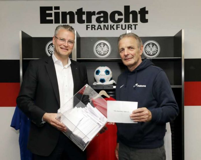 Dr.  Constantin  H.  Alsheimer und Karl-Heinz „Charly“ Körbel bei der Losziehung in der Commerzbank-Arena. (Foto: Mainova AG)