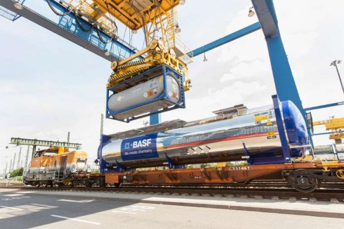 Die bahnoptimierten BASF Class Tank Container (B-TC) können sowohl auf der Schiene als auch auf der Straße eingesetzt werden und sind somit flexibler als klassische Bahnkesselwagen. Der B-TC ist gut doppelt so lang wie ein herkömmlicher Tankcontainer. Er hat ein Fassungsvermögen von bis zu 73.500 Litern und eine Zuladung von 66 Tonnen. (Foto: BASF-SE / Claudia Schäfer)