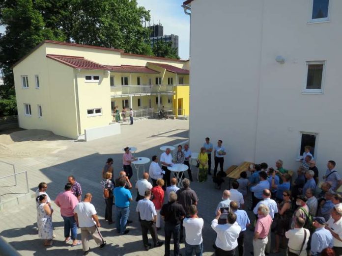Oberbürgermeister Löffler sprach vom Beginn eines neuen Lebensabschnitts. (Foto: Stadtverwaltung Neustadt)