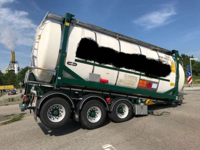 Der Anhänger löste sich aus ungeklärten Gründen von der Zugmaschine (Foto: Polizei RLP)