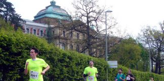 Badische Meile-Läufer vor dem Karlsruher Bundesgerichtshof (Foto: Hannes Blank)