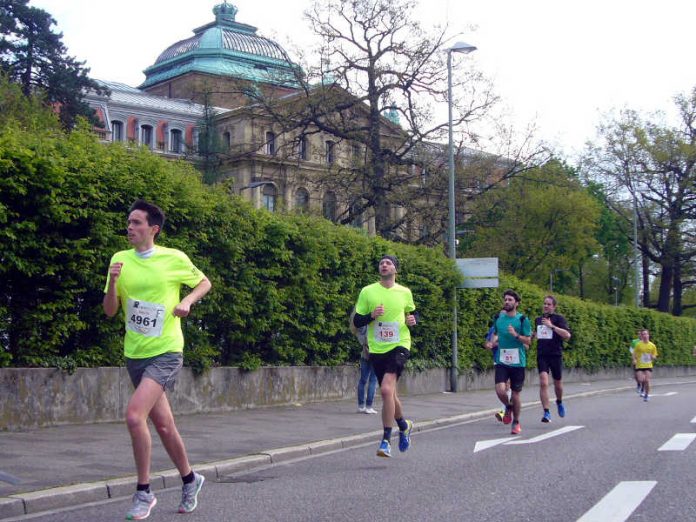 Badische Meile-Läufer vor dem Karlsruher Bundesgerichtshof (Foto: Hannes Blank)