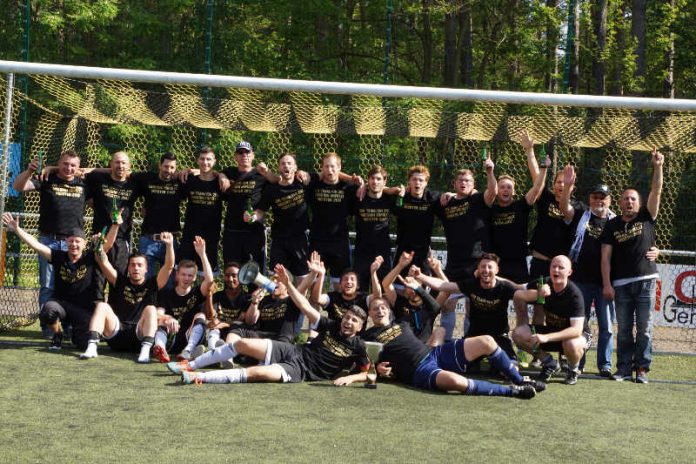 Die Fußballer der SG 1919 Limburgerhof feiern den Meistertitel (Foto: SG Limburgerhof)