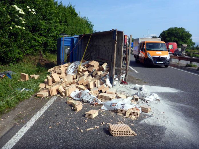 Umgestürzter LKW auf der Autobahn