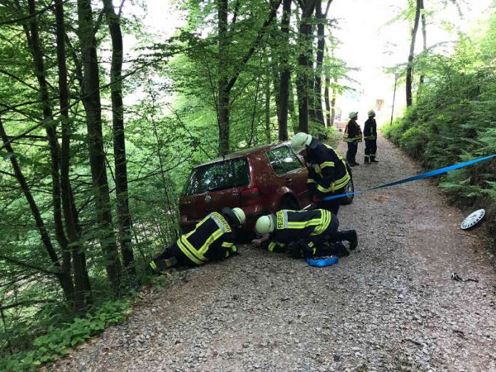 Die Feuerwehr sicherte das Fahrzeug gegen Abstürzen (Foto: Presseteam der Feuerwehr VG Lambrecht)