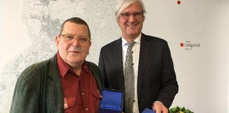 Oberbürgermeister Jochen Partsch hat den Musiker Jürgen Wuchner (links) mit dem Johann-Heinrich-Merck-Preis ausgezeichnet. (Foto: Wissenschaftsstadt Darmstadt / Anja Mendel)