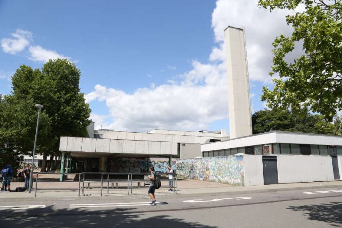 Am Schulzentrum wird zum nächsten Schuljahr eine dritte Stelle für Schulsozialarbeit eingerichtet. Die beiden bestehenden Stellen sind mit Jens Jongebloed und Elke Anders-Lasch besetzt (Foto: Pfeifer) Am Schulzentrum wird zum nächsten Schuljahr eine dritte Stelle für Schulsozialarbeit eingerichtet. Die beiden bestehenden Stellen sind mit Jens Jongebloed und Elke Anders-Lasch besetzt (Foto: Pfeifer)
