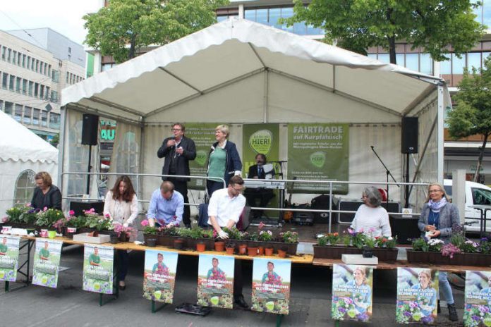 Bernd Otto, Vorsitzender des Kreisgartenbauverbandes, und Umweltbürgermeisterin Felicitas Kubala mit den Teilnehmerinnen und Teilnehmern des Wettpflanzens. (Foto: Stadt Mannheim)