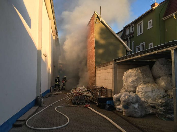 Abfall zwischen zwei Gebäuden war in Brand geraten (Foto: Ralf Mittelbach)