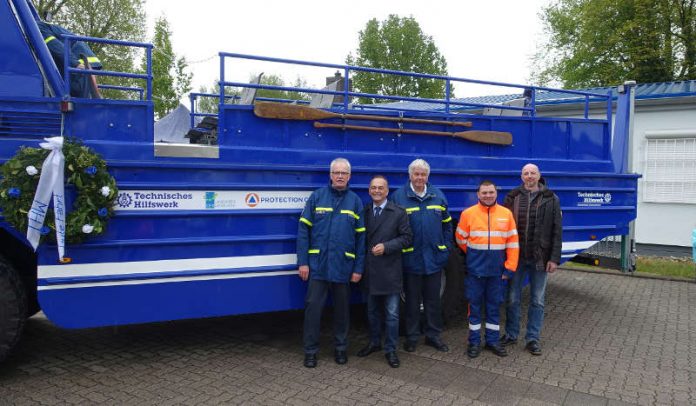 v.l.: Uwe Keller, Landrat Brechtel, Albrecht Broemme, Yves Francois, Stefan Hampel, Firma Hampel aus Luckenwalde, Spezialaufbauten. (Foto: Kreisverwaltung Germersheim)