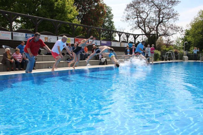 Los geht’s: In Pfeddersheim startet das Paternusbad in die Freibadsaison. Am 6. Mai hieß es für die Besucher ab 11.00 Uhr anbaden. (Foto: Freizeitbetriebe Worms)