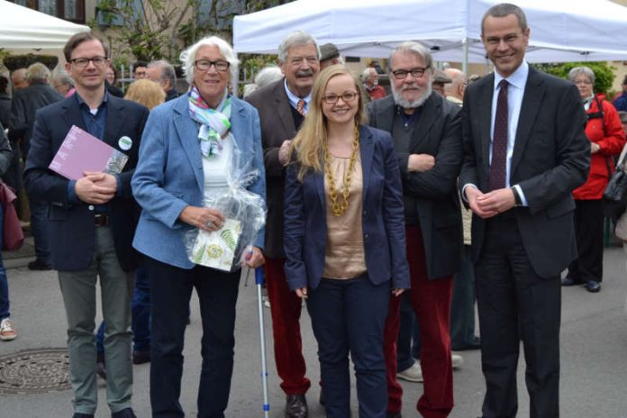 Feierten gemeinsam mit rund 300 Besucherinnen und Besuchern die Eröffnung der Ausstellung „Marie Strieffler - Zeichnen Malen Leben“: Bürgermeister und Kulturdezernent Dr. Maximilian Ingenthron, Prof. Hajo Sommer (verantwortlich für die Gestaltung der Publikation), das Kuratoren-Team Annette Calleja, Dr. Albrecht Müller und Christel Ludowici sowie der Vorsitzender des Vereins Strieffler Haus der Künste, Prof. Dr. Christoph Zuschlag. (v.l.) (Foto: Stadt Landau in der Pfalz)