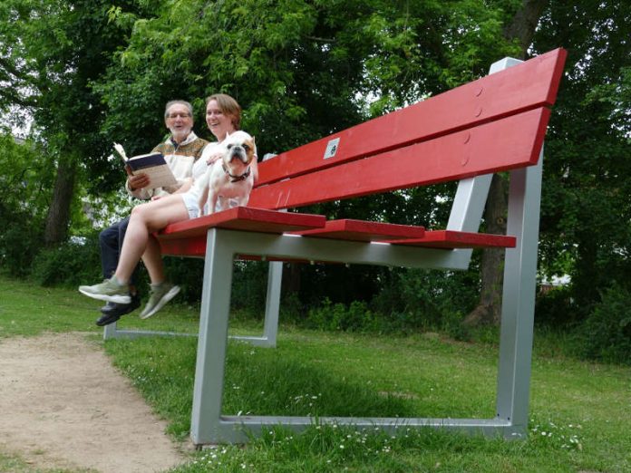 Kurioser Ort für poetische Kuriositäten. Probelesen mit Hund (Foto: Stadt Lorsch)