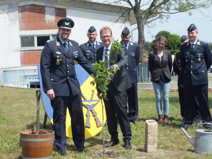 Kommandeur Maximilian Olboeter und Thomas Gebhart, MdB (Foto: Bundeswehr)