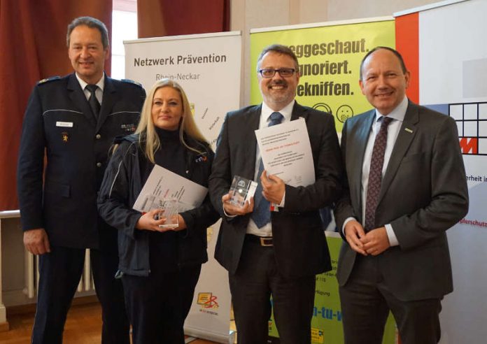 Polizeipräsident Thomas Köber, die beiden Preisträger Prof. Dr. Thomas Cleff und Klaudia Klara Eder, Erster Bürgermeister und Vorsitzender des Vereins SiMA e.V. Christian Specht (Foto: Stadt Mannheim) Polizeipräsident Thomas Köber, die beiden Preisträger Prof. Dr. Thomas Cleff und Klaudia Klara Eder, Erster Bürgermeister und Vorsitzender des Vereins SiMA e.V. Christian Specht (Foto: Stadt Mannheim)