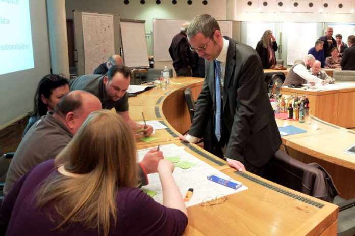 Bürgermeister und Baudezernent Dr. Maximilian Ingenthron im Gespräch mit Teilnehmerinnen und Teilnehmern eines Workshops zur geplanten Sanierung der Königstraße. Die Sanierung und der in den vergangenen Wochen durchgeführte Bürgerbeteiligungsprozess werden im Zentrum des „Tags der Städtebauförderung“ in Landau stehen. (Foto: Stadt Landau in der Pfalz)