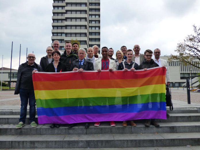 Mit der symbolischen Flaggenübergabe an die Schirmherren Klaus Weichel und Raphael Holzdeppe (erste Reihe, 3.v.l. und 4. v.l.) startete heute offiziell die Aktion 