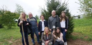 Stolze Baumspender: Familie Völker vor ihrem gespendeten Baum (Foto: Stadt Mannheim)