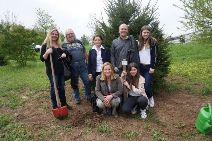 Stolze Baumspender: Familie Völker vor ihrem gespendeten Baum (Foto: Stadt Mannheim)