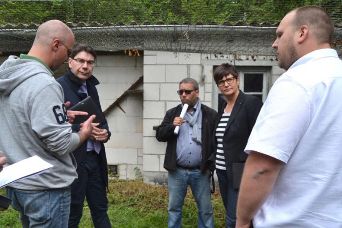 Gemeinsam mit der Landtagsabgeordneten Christine Schneider verschaffte sich Landaus OB Thomas Hirsch (2.v.l.) ein Bild von der aktuellen Situation im Tierheim. Vorstandsvorsitzender Adrian Eichner (l.) und die Vorstandsmitglieder Daniel Kaul (M.) und Manuel Mühl (r.) stellten unter anderem die Bereiche der Einrichtung vor, die dringend einer Sanierung bedürfen. (Foto: Stadt Landau in der Pfalz)