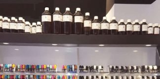 Die angebotene Produktpalette in einem Geschäft für E-Zigaretten. (Foto: Regierungspräsidium Darmstadt)