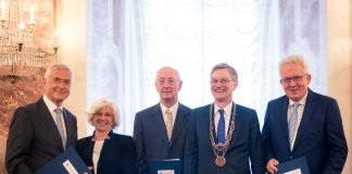 Universitätstag 2017: Verleihung der Ehrensenatorenwürde an Dr. Jürgen M. Schneider (li.) und Gerhard Stegmann (re.) sowie der Universitätsmedaille an Marie-Luise und Normann Stassen (Mitte) (Foto: Universität Mannheim)