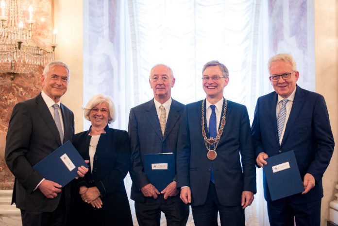 Universitätstag 2017: Verleihung der Ehrensenatorenwürde an Dr. Jürgen M. Schneider (li.) und Gerhard Stegmann (re.) sowie der Universitätsmedaille an Marie-Luise und Normann Stassen (Mitte) (Foto: Universität Mannheim)