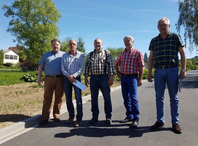 Der umgebaute Seewiesenweg wurde bei der Abnahme genau in Augenschein genommen von v.l. Martin Sens, Landratsamt, Fachdienst Flurneuordnung und Landentwicklung, Edgar Baumann, Bausachbearbeiter vom Verband der Teilnehmergemeinschaften (VTG), Edwin Fehr, Baufirma Meny Bau GmbH, Walter Gramlich, Vorsitzender der Teilnehmergemeinschaft (TG), Klaus Muthny, Gemeinde Schefflenz, Bauamt. (Foto: Landratsamt Neckar-Odenwald-Kreis)