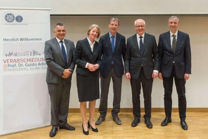 Prof. Dr. Guido Adler, Leitender Ärztlicher Direktor und Vorstandsvorsitzender des Universitätsklinikums Heidelberg (2.v.r.), wurde von seinen Vorstandskollegen gebührend verabschiedet (v.l.): Edgar Reisch (Pflegedirektor), Irmtraut Gürkan (Kaufmännische Direktorin), Prof. Dr. Hans-Georg Kräusslich (Prodekan für Forschung der Medizinischen Fakultät, in Vertretung für Dekan Prof. Dr. Wolfgang Herzog), Prof. Dr. Matthias Karck (Stellvertretender Leitender Ärztlicher Direktor). (Foto: Universitätsklinikum Heidelberg)