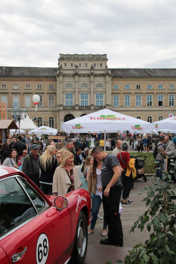 Am ersten Mai-Wochenende wartete vom Stephan- über den Kirchplatz St. Stephan bis zum Friedrichsplatz eine bunte Frühlingslandschaft mit Angeboten für alle Sinne auf die zahlreichen Gäste, die, am sonnigen Samstag und trotz wechselhaften Wetters am Sonntag, die Einkaufs- und Erlebnisstadt Karlsruhe in vollen Zügen genossen. (Foto: Stadtmarketing Karlsruhe GmbH)