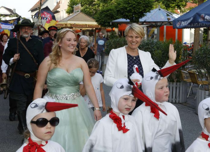 Eskortiert von den Storchenküken, Mitgliedern der Vereinigung Walldorfer Heimatfreunde und weiterem Gefolge werden Spargelkönigin Chantal I. und Bürgermeisterin Staab auch in diesem Jahr zum Marktplatz ziehen (Foto: Pfeifer)