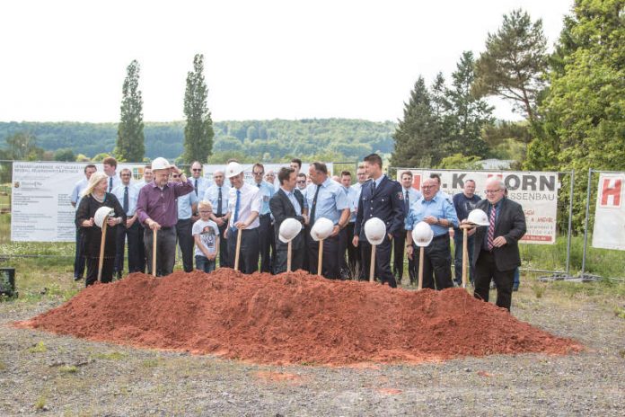 v.l.: Waßner, Mitarbeiter der Firma F.K. Horn, Brauer mit Junior, Rüttger, Berberich, Rahmseger, Raffel, Meister Hintergrund: Mitglieder Feuerwehr Hettenleidelheim/Wattenheim (Foto: Feuerwehr)