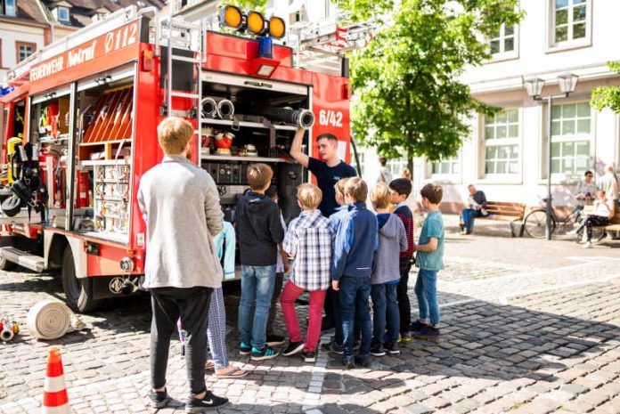 Die Feuerwehr Heidelberg erklärte den Kindern unter anderem die Ausstattung ihrer Fahrzeuge. (Foto: Tobias Dittmer)