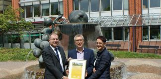 Isolde Klein-Meier (re.) und Lothar Schindler (li.) überreichen  Werkleiter Hans Volkhardt das GoGreen-Zertifikat (Foto: Kreisverwaltung Südliche Weinstraße)