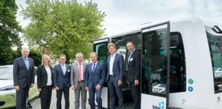 Ein fahrerloser Elektro-Kleinbus verkörperte im Kleinen, was verschiedene Akteure der gastgebenden Metropolregion Rhein-Neckar (MRN) und der TechnologieRegion Karlsruhe (TRK), darunter Geschäftsführer Jochen Ehlgötz (l.) und Vorstandvorsitzender Dr. Frank Mentrup (2.v.r.) für die TRK, in Hockenheim behandelten. (Foto: MRN)