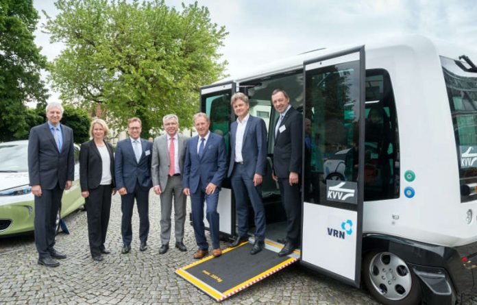 Ein fahrerloser Elektro-Kleinbus verkörperte im Kleinen, was verschiedene Akteure der gastgebenden Metropolregion Rhein-Neckar (MRN) und der TechnologieRegion Karlsruhe (TRK), darunter Geschäftsführer Jochen Ehlgötz (l.) und Vorstandvorsitzender Dr. Frank Mentrup (2.v.r.) für die TRK, in Hockenheim behandelten. (Foto: MRN)