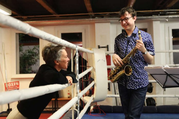 Am Boxring: Kulturdezernentin Dr. Ina Hartwig im Gespräch mit den Jazzstipendiaten 2016 „The WhereMe“ auf dem Teves-Gelände im Boxcamp (Foto: Alexander Paul Englert)