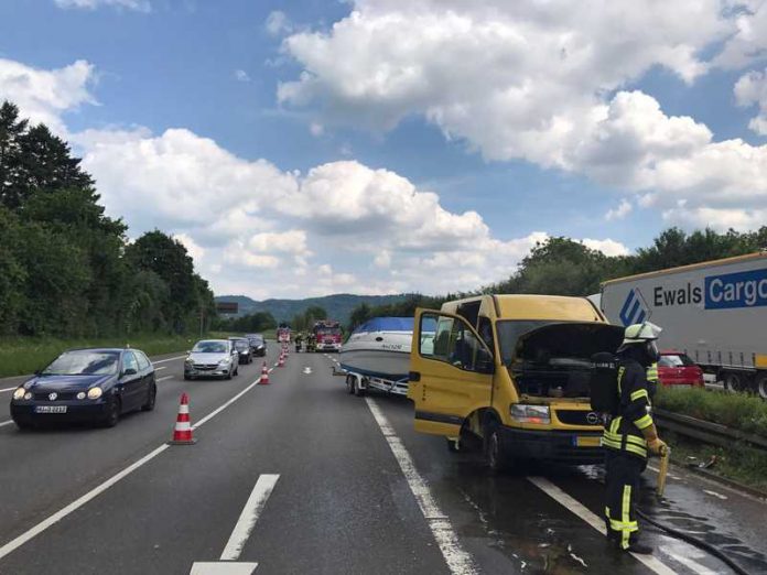 Fahrzeugbrand auf der B38 Fahrzeugbrand auf der B38