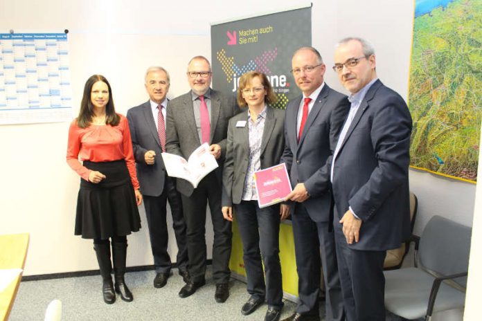 Verleger Matthias Ess (re.) stellte es gemeinsam mit Sparkassen-Vorstand Steffen Roßkopf, Nicole Isinger von der Wirtschaftsförderung Ingelheim, Oberbürgermeister Ralf Claus, Landrat Claus Schick und Angela Schneider-Braun von der Wirtschaftsförderung des Landkreises vor. Die Ausbildungsbetriebe werden nun informiert. (Foto: Verlag Matthias Ess) Verleger Matthias Ess (re.) stellte es gemeinsam mit Sparkassen-Vorstand Steffen Roßkopf, Nicole Isinger von der Wirtschaftsförderung Ingelheim, Oberbürgermeister Ralf Claus, Landrat Claus Schick und Angela Schneider-Braun von der Wirtschaftsförderung des Landkreises vor. Die Ausbildungsbetriebe werden nun informiert. (Foto: Verlag Matthias Ess)