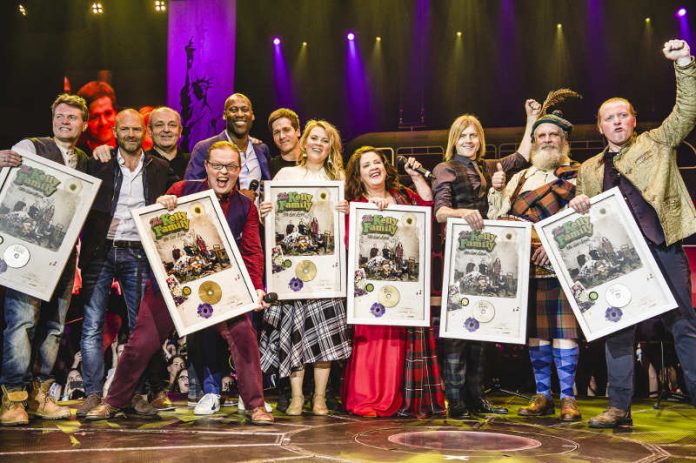 Jimmy Kelly, Peer Boris Schade, Dieter Semmelmann, Joe Chialo, Angelo Kelly, Dirk Geibel, Patricia Kelly, Kathy Kelly, John Kelly, Paul Kelly, Joey Kelly. (Foto: THE KELLY FAMILY / Carsten Klick) Jimmy Kelly, Peer Boris Schade, Dieter Semmelmann, Joe Chialo, Angelo Kelly, Dirk Geibel, Patricia Kelly, Kathy Kelly, John Kelly, Paul Kelly, Joey Kelly. (Foto: THE KELLY FAMILY / Carsten Klick)