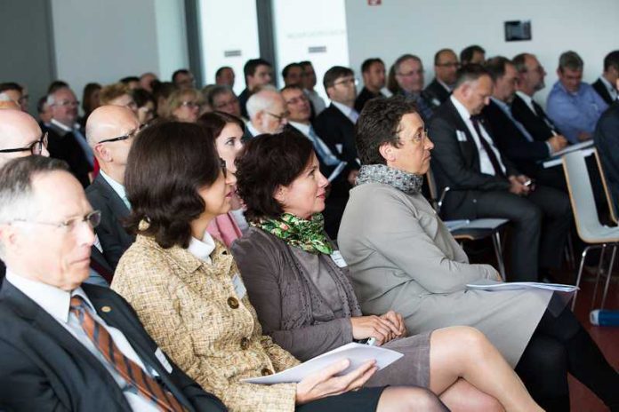 Teilnehmerinnen und Teilnehmer des Forums. Foto: ZIRP