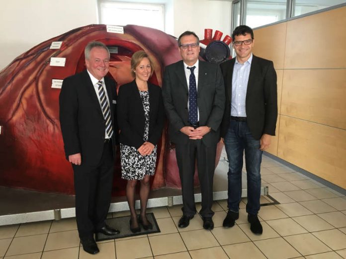 Dr. Karl-Heinz Leyser, Ärztlicher Direktor und Lisa Martin, Kaufmännische Direktorin, beide Heilig-Geist-Hospital Bingen, Bingens Oberbürgermeister Thomas Feser, Staatssekretär Prof. Dr. Salvatore Barbaro (Foto: Stadtverwaltung BIngen)