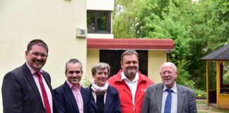 v.l.: Michael Schaller (stv. Kreisvorsitzender DRK Bad Kreuznach), Manuel Gonzalez (Vorstand DRK-Landesverband Rheinland-Pfalz), Anke Marzi (Vorstand, Landesgeschäftsführerin DRK-Landesverband Rheinland-Pfalz), Thomas Decker (DRK-Kreisgeschäftsführer Kreisverband Bad Kreuznach), Wolfgang Ginz (Vorsitzender DRK-Kreisverband Bad Kreuznach e.V.) (Foto: Köhler/DRK)