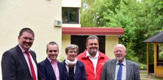 v.l.: Michael Schaller (stv. Kreisvorsitzender DRK Bad Kreuznach), Manuel Gonzalez (Vorstand DRK-Landesverband Rheinland-Pfalz), Anke Marzi (Vorstand, Landesgeschäftsführerin DRK-Landesverband Rheinland-Pfalz), Thomas Decker (DRK-Kreisgeschäftsführer Kreisverband Bad Kreuznach), Wolfgang Ginz (Vorsitzender DRK-Kreisverband Bad Kreuznach e.V.) (Foto: Köhler/DRK)