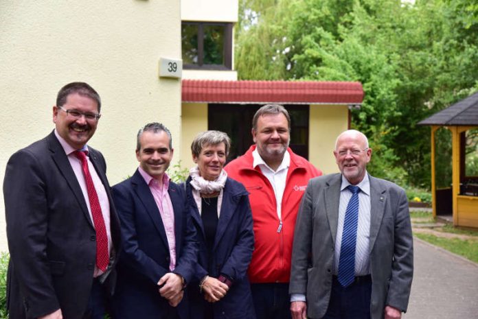 v.l.: Michael Schaller (stv. Kreisvorsitzender DRK Bad Kreuznach), Manuel Gonzalez (Vorstand DRK-Landesverband Rheinland-Pfalz), Anke Marzi (Vorstand, Landesgeschäftsführerin DRK-Landesverband Rheinland-Pfalz), Thomas Decker (DRK-Kreisgeschäftsführer Kreisverband Bad Kreuznach), Wolfgang Ginz (Vorsitzender DRK-Kreisverband Bad Kreuznach e.V.) (Foto: Köhler/DRK)