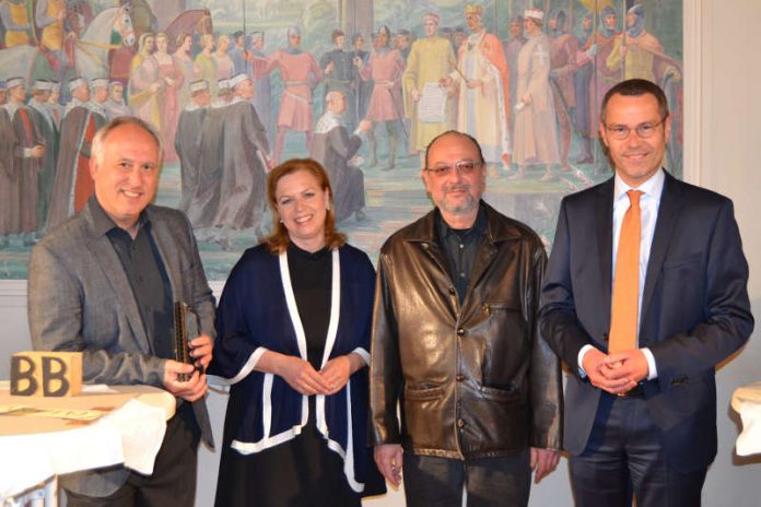 Gemeinsam bei der szenische Lesung zum Jahrestag der Bücherverbrennung im historischen Empfangssaal des Landauer Rathauses: Bürgermeister und Kulturdezernent Dr. Maximilian Ingenthron, Hans Martin Rieger, Dr. Elke Moning-Petersen und Dr. Michael Heid (v.r.). (Foto: Stadt Landau in der Pfalz)