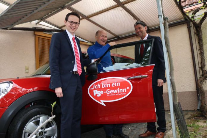 Glück gehabt und einen Mini One gewonnen: Matthias Albrecht (rechts) und Josef Rung (links) gratulieren Klaus Langer. (Foto: Sparkasse Südliche Weinstraße)