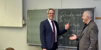 Landrat Christian Engelhardt und Schulleiter Alwin Zeiß beim Rundgang durch die Mittelpunktschule in Gadernheim. (Foto: Kreis Bergstraße)