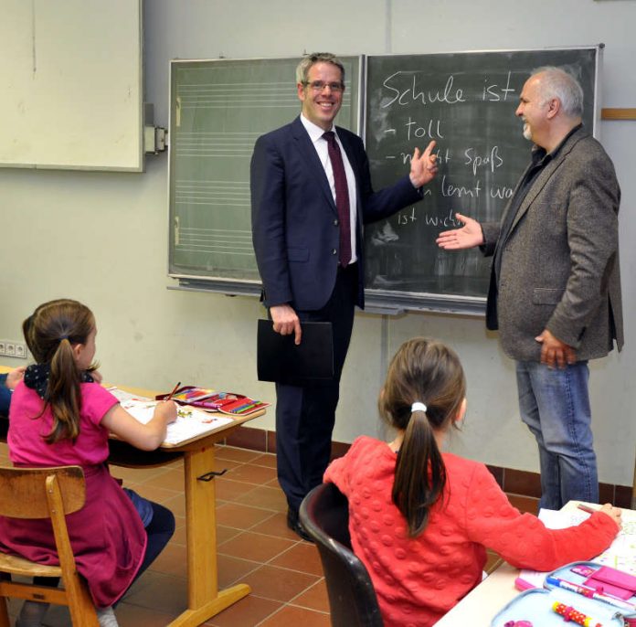 Landrat Christian Engelhardt und Schulleiter Alwin Zeiß beim Rundgang durch die Mittelpunktschule in Gadernheim. (Foto: Kreis Bergstraße)