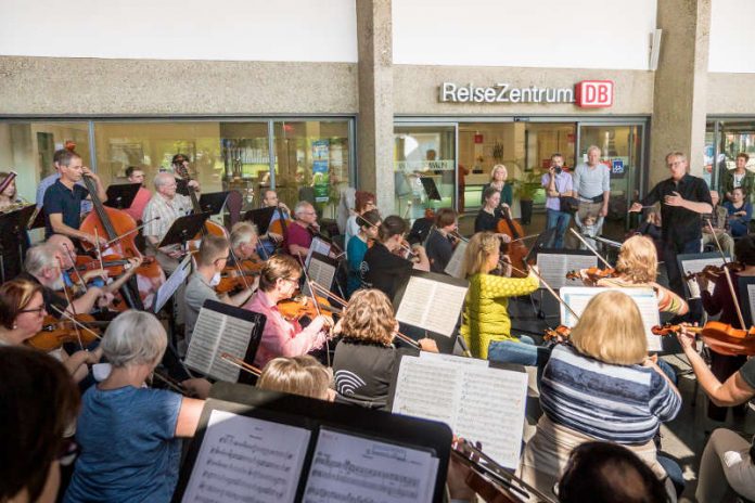 Klassische Klänge im Wartesaal des Bahnhofs oder Gospel auf dem Wochenmarkt – Utopolis kam gut an. (Foto: Stadt Bruchsal/Max Trinter)